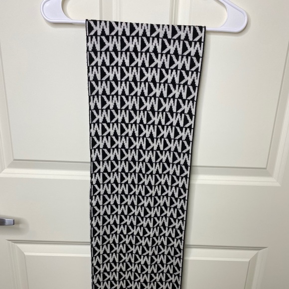Michael Kors Scarf - Picture 1 of 5